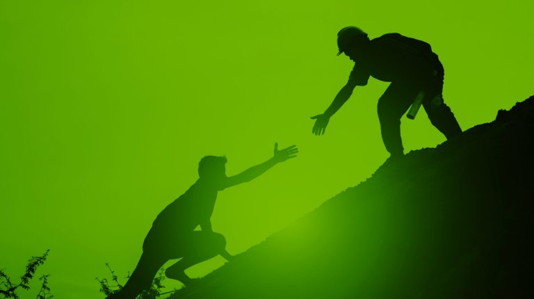 tourists-go-up-the-hill-in-the-sunrise-copia-scaled